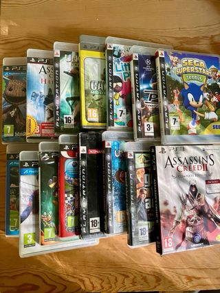Consola PS3 con 5 mandos, cámara y guitarra