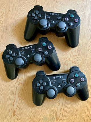 Consola PS3 con 5 mandos, cámara y guitarra