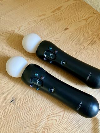 Consola PS3 con 5 mandos, cámara y guitarra