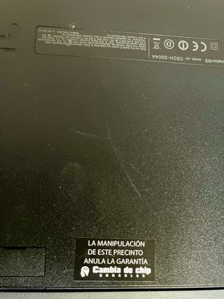 Consola PS3 con 5 mandos, cámara y guitarra