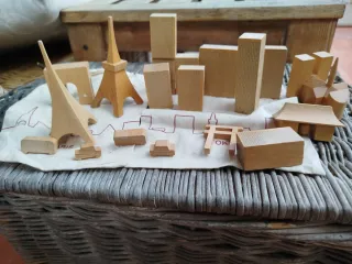 Giocattoli in legno: città e monumenti