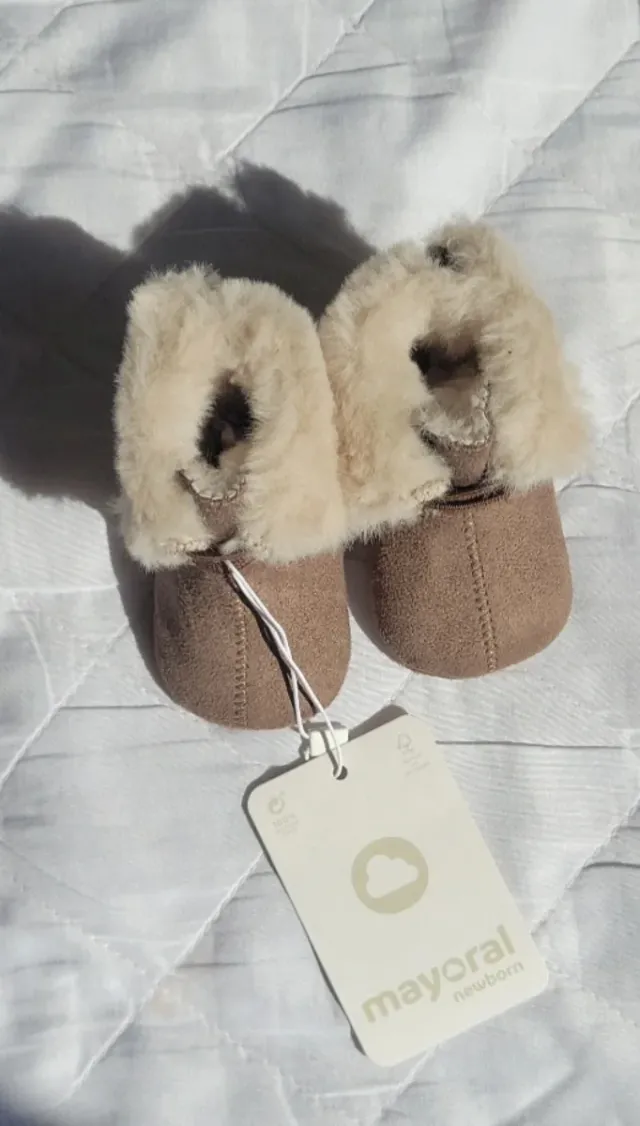 Botitas de bebé Mayoral con borreguito.