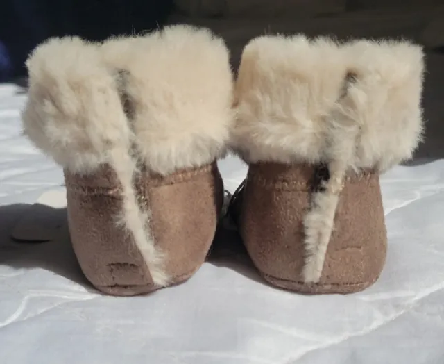 Botitas de bebé Mayoral con borreguito.