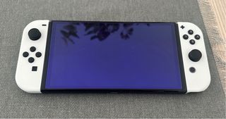 Nintendo Switch OLED + Mario Kart 8 Deluxe + funda
