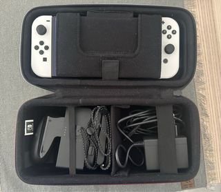 Nintendo Switch OLED + Mario Kart 8 Deluxe + funda