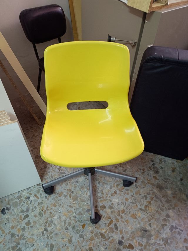 Silla de oficina amarilla y negra