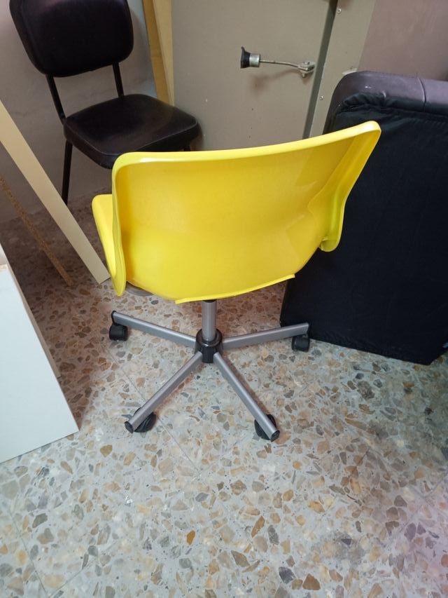 Silla de oficina amarilla y negra