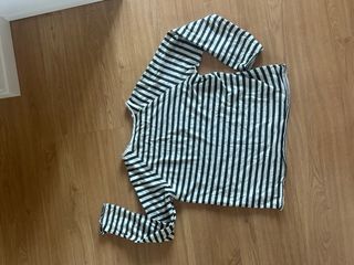 Camiseta de rayas blanca y negra