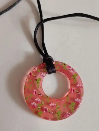 Collana con ciondolo floreale