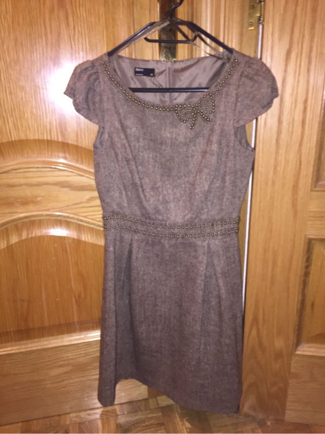 Vestido marrón con detalles dorados