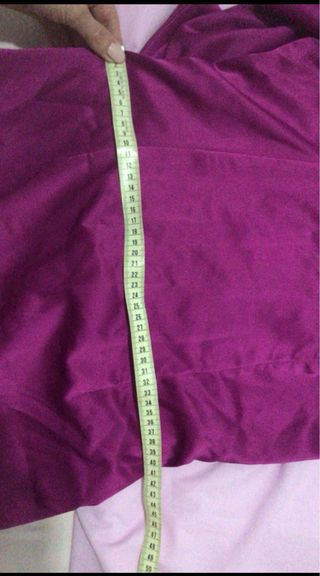 Vestido de invitada morado con volantes