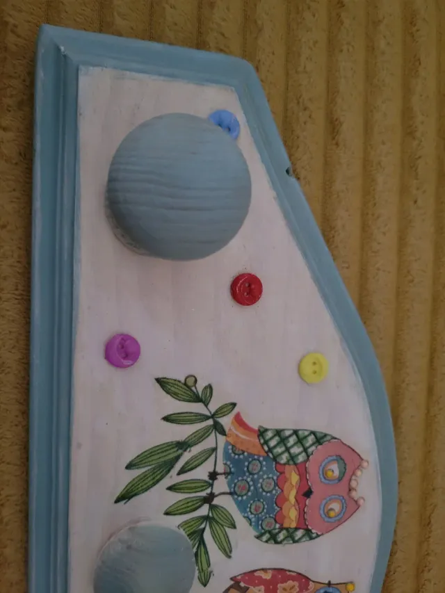 Perchero de madera con búhos y pomos