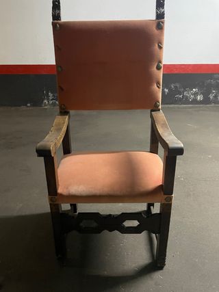 Silla antigua de madera y tela