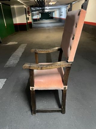 Silla antigua de madera y tela