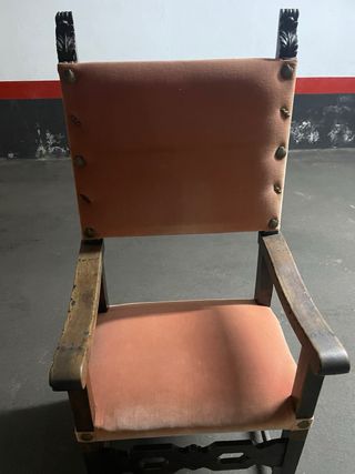 Silla antigua de madera y tela