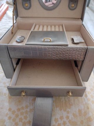 Estuche neceser gris con detalles dorados