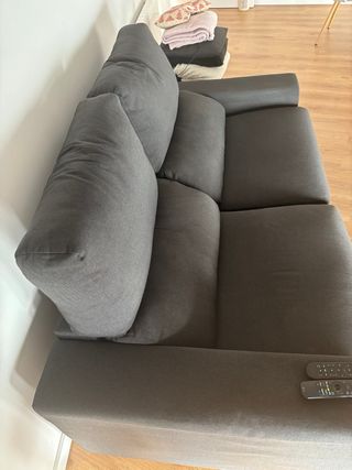 Sofá de tela gris