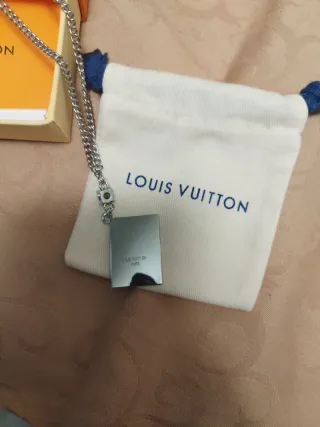 Collar Louis Vuitton plateado con detalle rojo