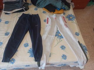 Pantalones deportivos azul y gris