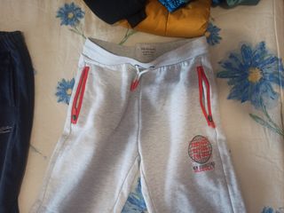 Pantalones deportivos azul y gris