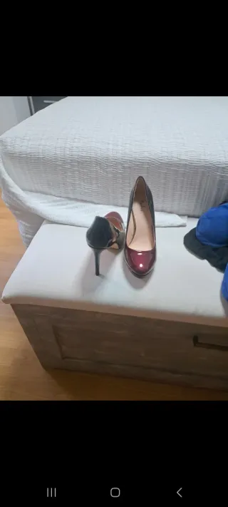 Zapatos de tacón negros y rojos