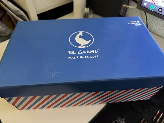 Zapatos El Ganso Azul Marino con Cordones Rojos