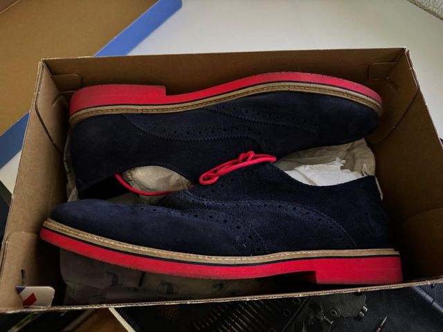 Zapatos El Ganso Azul Marino con Cordones Rojos
