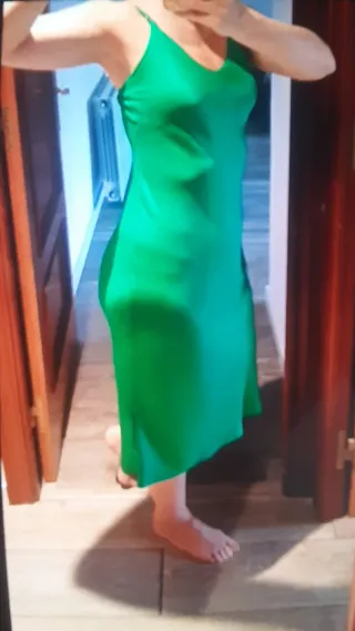 Vestido Bershka verde satinado talla M