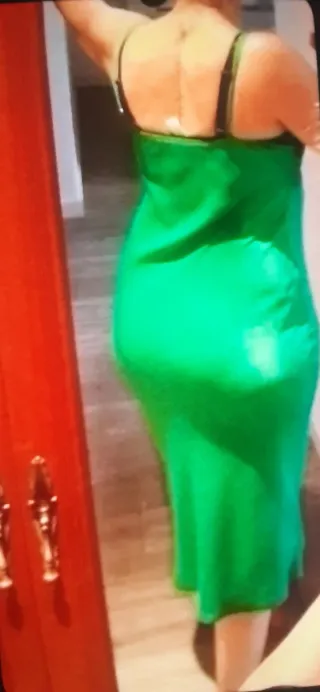 Vestido Bershka verde satinado talla M