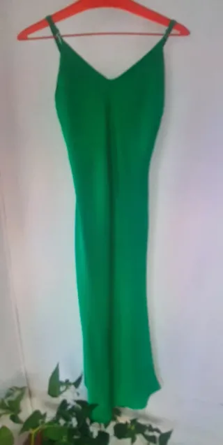 Vestido Bershka verde satinado talla M