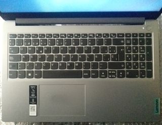 Ordenador portátil Lenovo + ratón. 15 pulgadas.
