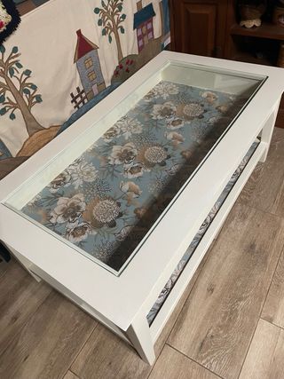 Mesita de café restaurada con tapa de cristal
