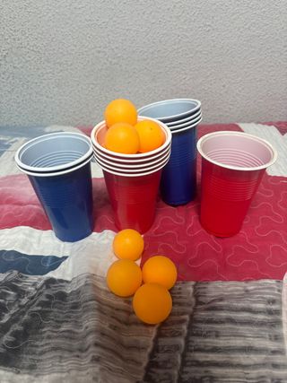 Juego de vasos y pelotas para fiesta
