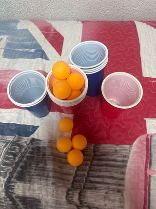 Juego de vasos y pelotas para fiesta