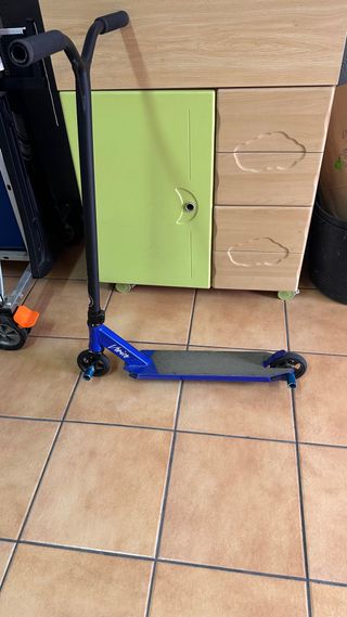 Patinete azul marca venice