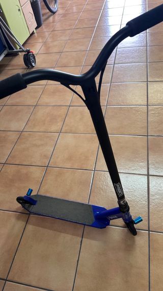 Patinete azul marca venice