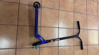 Patinete azul marca venice