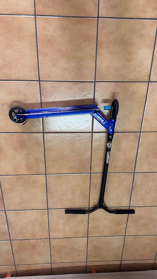 Patinete azul marca venice