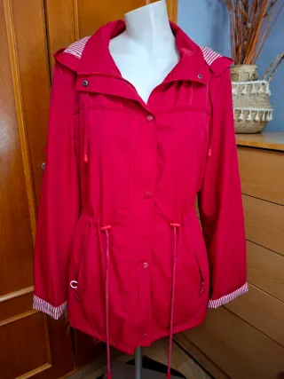Parka roja con capucha y forro a rayas