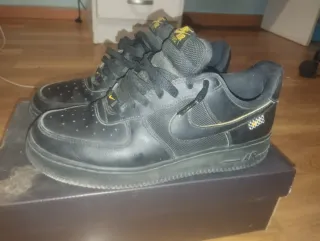 Nike Air Force 1 negras con detalles dorados