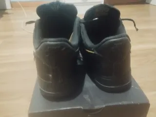 Nike Air Force 1 negras con detalles dorados