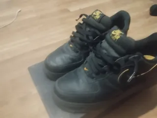 Nike Air Force 1 negras con detalles dorados