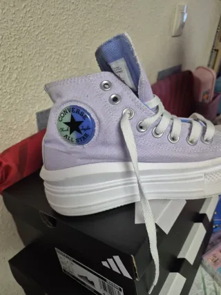 Zapatillas Converse Moradas y Blancas