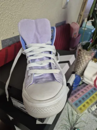 Zapatillas Converse Moradas y Blancas