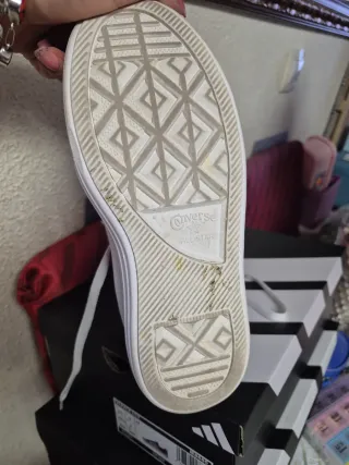 Zapatillas Converse Moradas y Blancas