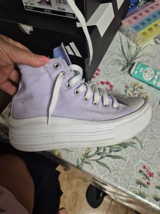 Zapatillas Converse Moradas y Blancas
