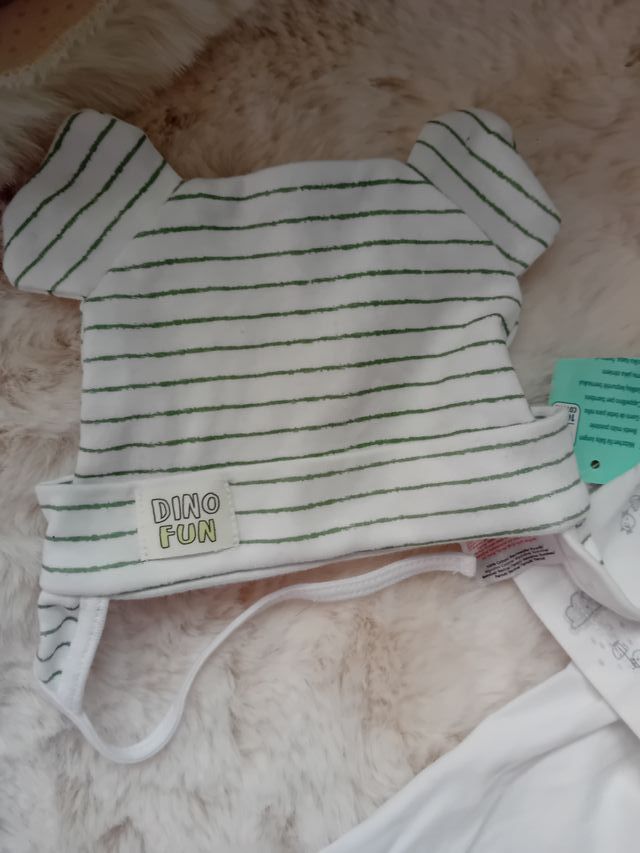 Conjunto bebé: pijama y gorrito