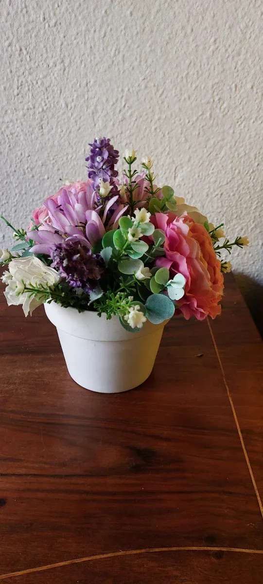 Centro de flores artificiales