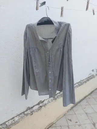 Camisa gris a rayas