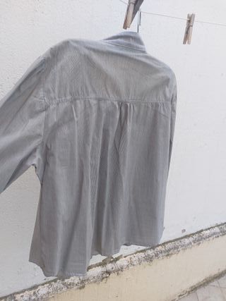 Camisa gris a rayas